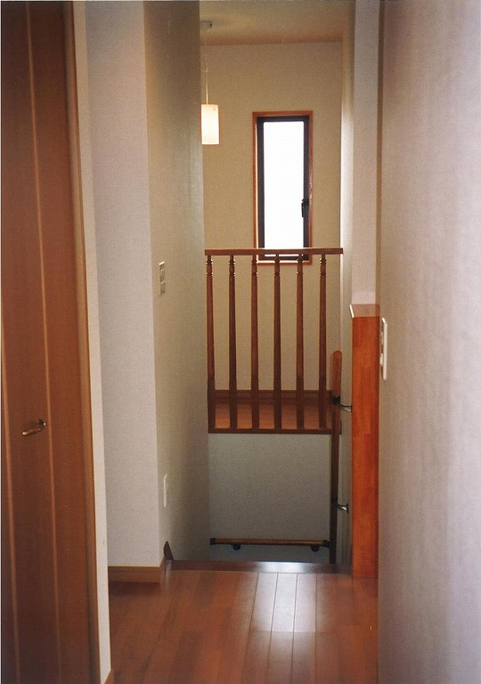 外観のデザインバランスを考えた家　静岡市駿河区K様邸【やねきハウスの新築注文住宅】：階段
