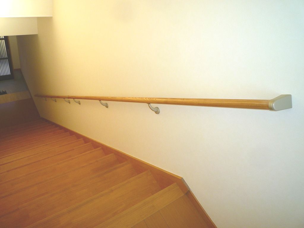 和風の本宅に併設したストレージ付ガレージ【やねきハウスの新築注文住宅】：階段