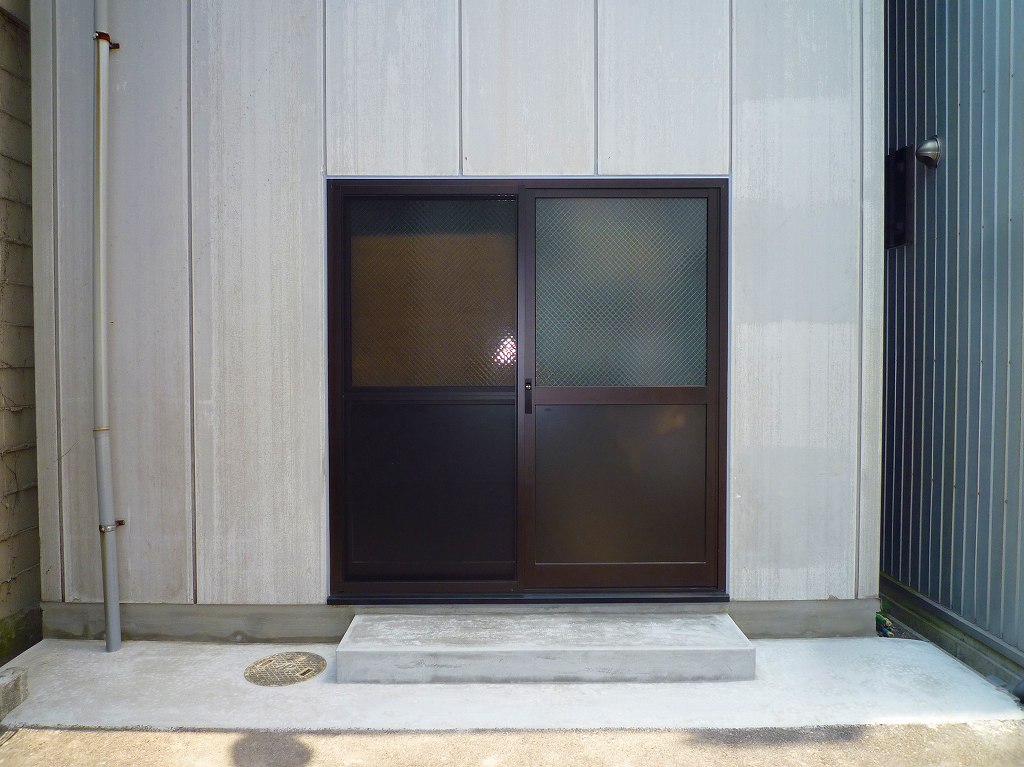 窓をサイドゲートにリフォーム【やねきハウスのリフォーム】：外観