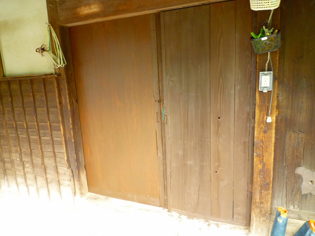 省エネ・エコリフォーム【やねきハウスのリフォーム】：木製倉庫扉