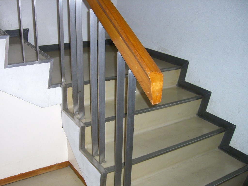 テナント床リフォーム【やねきハウスのリフォーム】：階段
