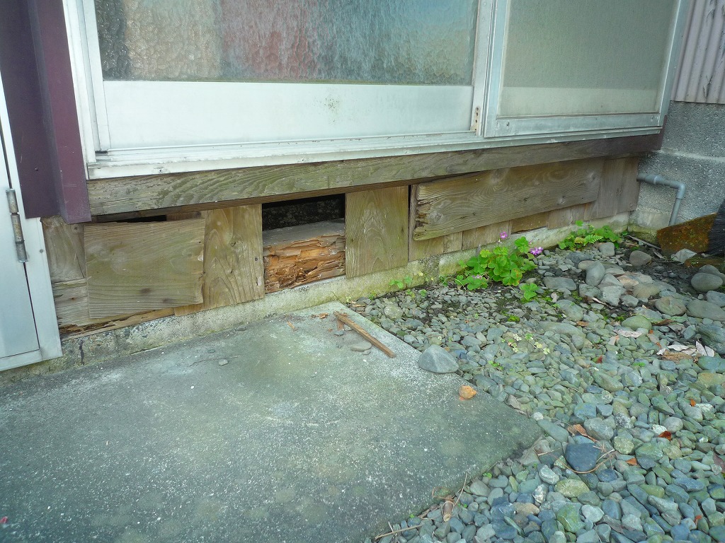 和風玄関門扉の素材を生かした改修工事【やねきハウスのリフォーム】：玄関ポーチ