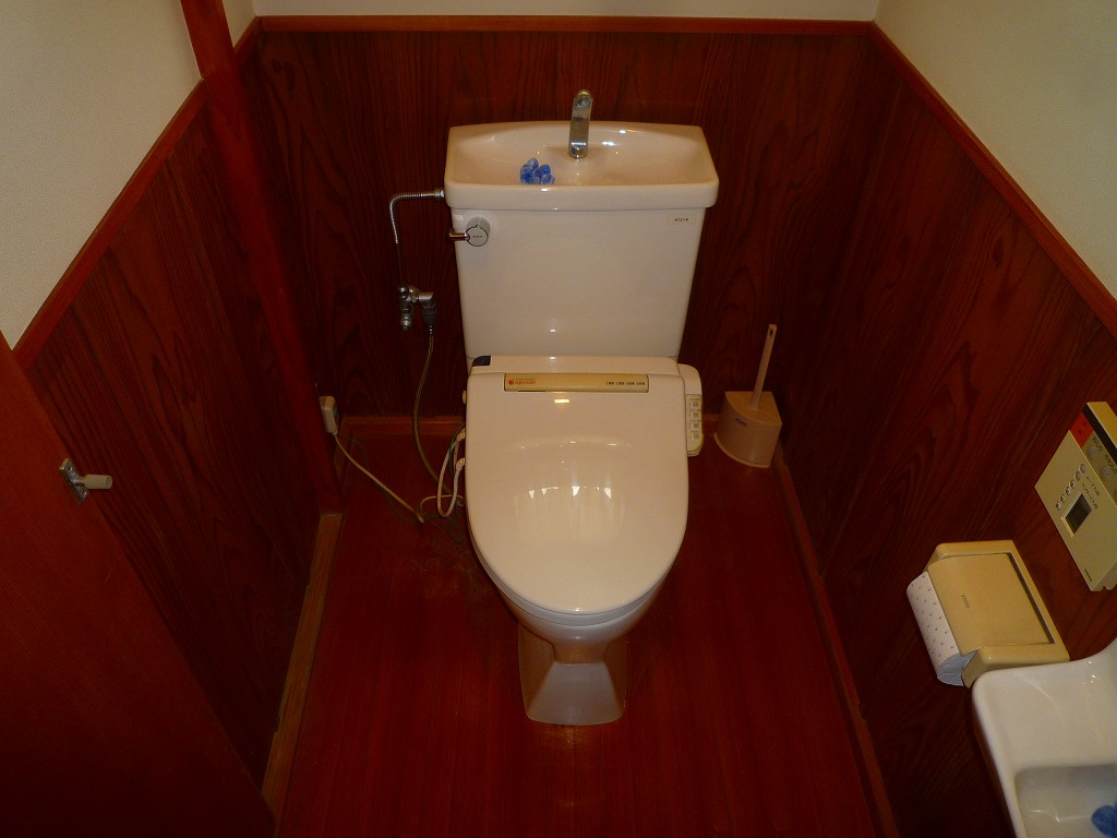 先代の設計を活かした腰板張りのトイレ【やねきハウスのリフォーム】：トイレ