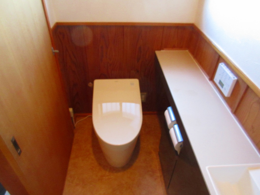 先代の設計を活かした腰板張りのトイレ【やねきハウスのリフォーム】：トイレ