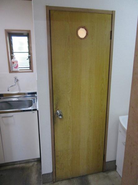 トイレ造作建具 造り替え①【やねきハウスのリフォーム】（リフォーム前）