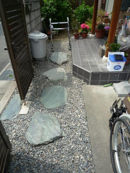 玄関アプローチ飛び石から置き石スロープ風　介護保険適用【やねきハウスのリフォーム】（リフォーム前）