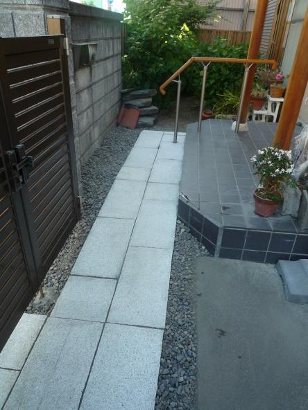 玄関アプローチ飛び石から置き石スロープ風　介護保険適用【やねきハウスのリフォーム】（リフォーム後）