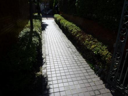 マンション玄関アプローチ【やねきハウスのリフォーム】（リフォーム前）