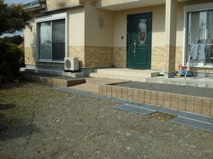 玄関アプローチ　コンクリート舗装【やねきハウスのリフォーム】（リフォーム前）