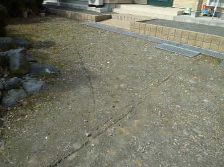 玄関アプローチ　砕石敷き【やねきハウスのリフォーム】（リフォーム前）