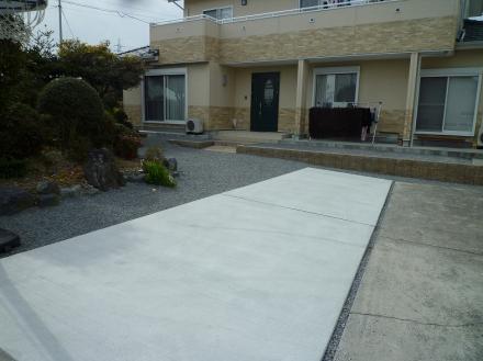 玄関アプローチ　コンクリート舗装【やねきハウスのリフォーム】（リフォーム後）