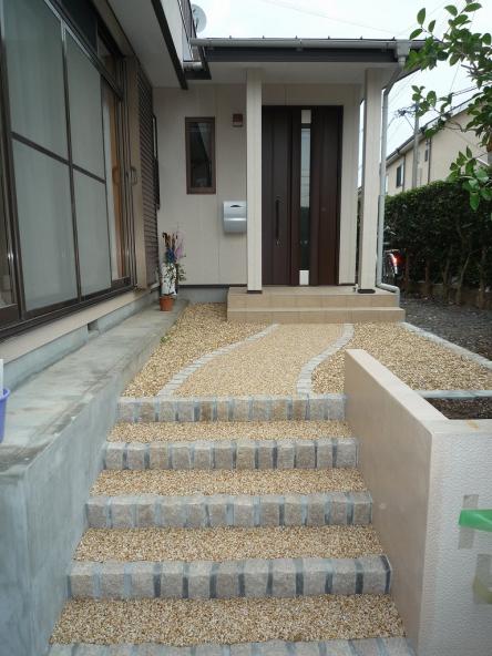 玄関アプローチ　（ピンコロ＋リンクストーン＋化粧砂利）【やねきハウスのリフォーム】（リフォーム後）
