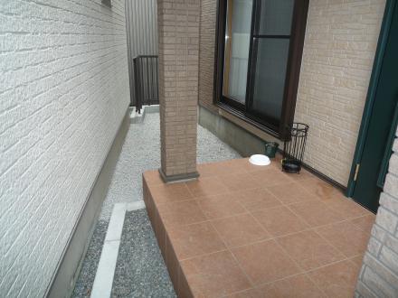 アプローチ砕石敷き込み工事後　防犯用鳴き石敷き込み【やねきハウスのリフォーム】（リフォーム後）