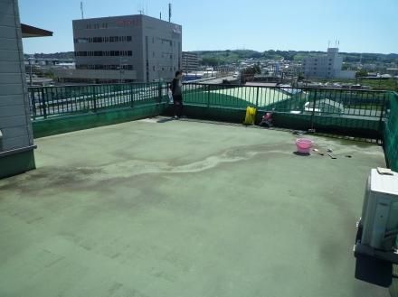 既存防水ﾄｯﾌﾟｺｰﾄ塗布＋笠木ウレタン塗布防水＋水洗い・ﾃﾞｯｷﾌﾞﾗｼ清掃【やねきハウスのリフォーム】（リフォーム前）