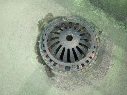 ベランダ排水ドレン取替及び防水塗装塗替え【やねきハウスのリフォーム】（リフォーム前）