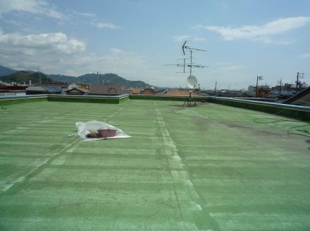 既存防水ﾄｯﾌﾟｺｰﾄ塗布＋笠木ウレタン塗布防水＋水洗い・ﾃﾞｯｷﾌﾞﾗｼ清掃【やねきハウスのリフォーム】（リフォーム前）