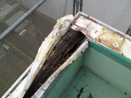 ベランダ笠木腐食の改修＋防水シート貼り【やねきハウスのリフォーム】（リフォーム前）