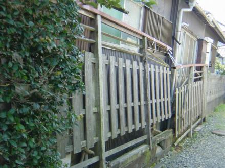 木塀からアルミフェンスヘ【やねきハウスのリフォーム】（リフォーム前）