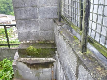 擁壁・ﾌﾞﾛｯｸﾌｪﾝｽ・土間改修工事【やねきハウスのリフォーム】（リフォーム前）