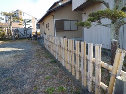 竹垣からアルミフェンスへ　アルクリーン20型　ＬＩＸＩＬ【やねきハウスのリフォーム】（リフォーム前）