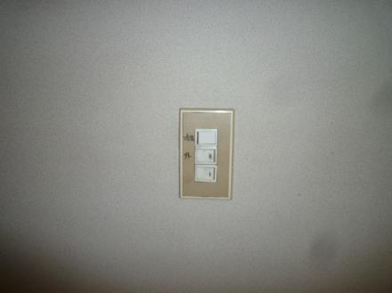 スイッチプレートの交換【やねきハウスのリフォーム】（リフォーム前）