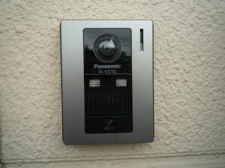 ﾃﾚﾋﾞﾄﾞｱﾎﾝ取付工事　パナソニックVL-SW231KL室外機【やねきハウスのリフォーム】（リフォーム後）