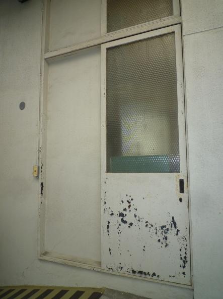 外部扉塗装　ケレン錆止めウレタン塗り【やねきハウスのリフォーム】（リフォーム前）