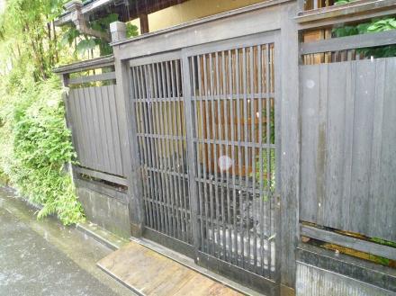 門扉の交換ヒバの格子建具（造作）【やねきハウスのリフォーム】（リフォーム前）