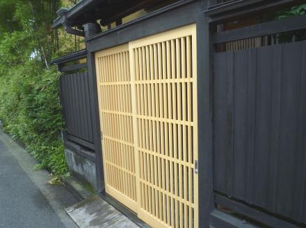 門扉の交換ヒバの格子建具（造作）【やねきハウスのリフォーム】（リフォーム後）