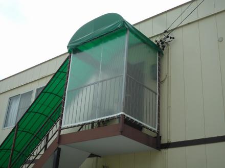 階段及び2Ｆ踊り場　テント張替え工事【やねきハウスのリフォーム】（リフォーム後）