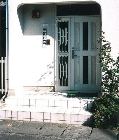 玄関サッシの交換　ドアから引き戸へ【やねきハウスのリフォーム】（リフォーム前）