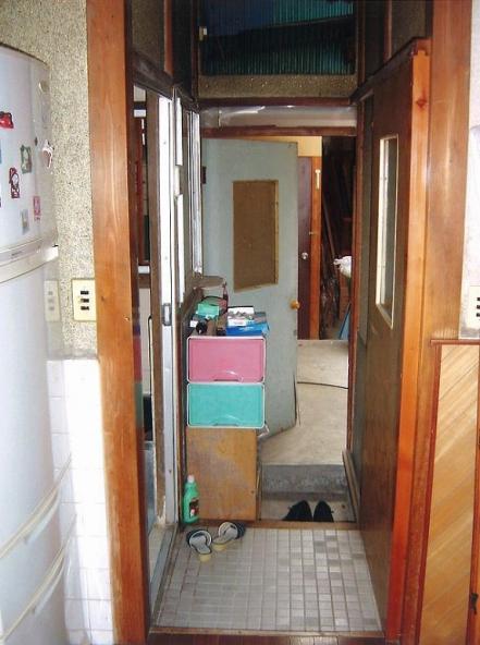 勝手口サッシ及び周辺リフォーム【やねきハウスのリフォーム】（リフォーム前）