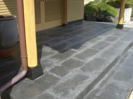 玄関ポーチ　黒御影石アク抜き後石用ワックス塗り【やねきハウスのリフォーム】（リフォーム前）