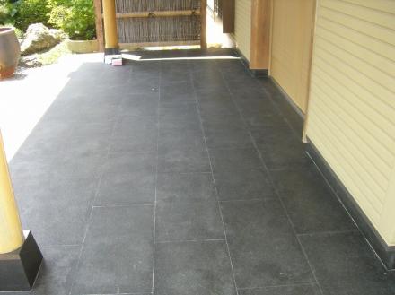 玄関ポーチ　黒御影石アク抜き後石用ワックス塗り【やねきハウスのリフォーム】（リフォーム後）