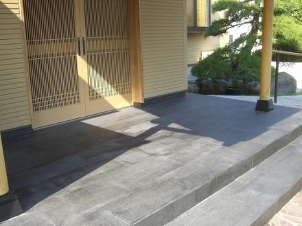 玄関ポーチ　黒御影石アク抜き後石用ワックス塗り【やねきハウスのリフォーム】（リフォーム後）