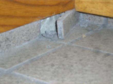 地震被害　タイルはがれ補修【やねきハウスのリフォーム】（リフォーム前）