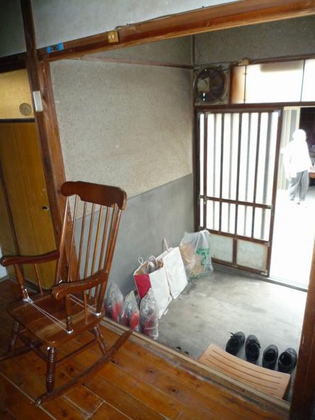 モルタル玄関ポーチからタイルポーチへ　ＩＮＡＸ　ｸﾞﾚｲｽﾗﾝﾄﾞ300角【やねきハウスのリフォーム】（リフォーム前）