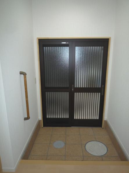 モルタル玄関ポーチからタイルポーチへ　ＩＮＡＸ　ｸﾞﾚｲｽﾗﾝﾄﾞ300角【やねきハウスのリフォーム】（リフォーム後）