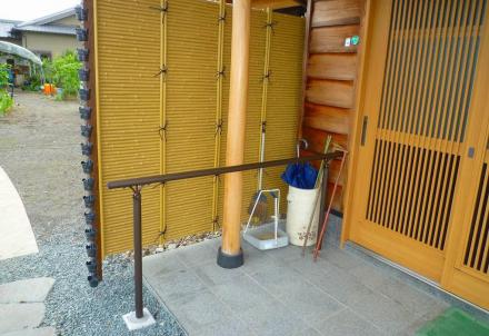 アプローチ部手すり取付工事【やねきハウスのリフォーム】（リフォーム後）