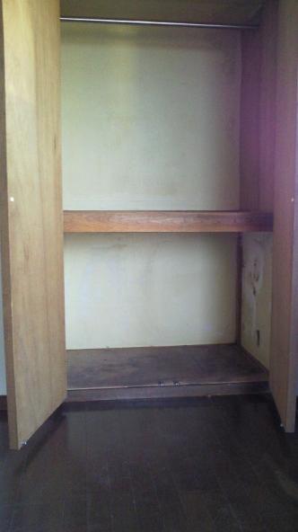 収納押入れ内カビ及び腐食部　化粧ベニヤ張替え【やねきハウスのリフォーム】（リフォーム前）