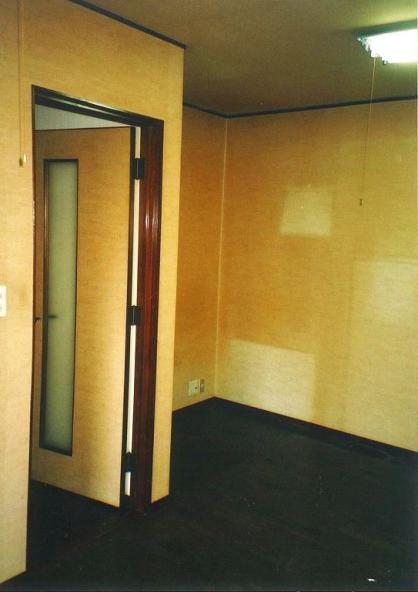 中古物件購入後のクロス張替【やねきハウスのリフォーム】（リフォーム前）