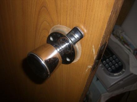 トイレドア内鍵の交換【やねきハウスのリフォーム】（リフォーム前）