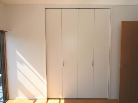 クローゼット扉　折れ戸に交換　パナソニック　リビエ【やねきハウスのリフォーム】（リフォーム後）