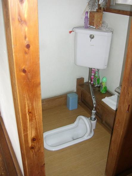 トイレ床張替え　無垢板からフローリングへ【やねきハウスのリフォーム】（リフォーム後）