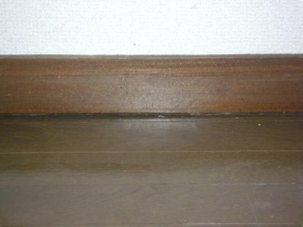 床と巾木の隙間埋め　コーキング【やねきハウスのリフォーム】（リフォーム前）