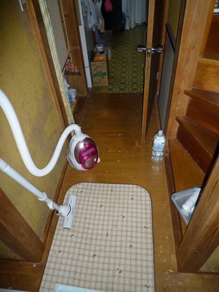 玄関ホール床張替え工事　縁甲板　ﾀﾞｲｹﾝ宮欅【やねきハウスのリフォーム】（リフォーム前）