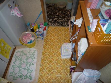 洗面所床クッションフロア張替え工事【やねきハウスのリフォーム】（リフォーム前）