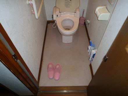 トイレ床クッションフロア張替え工事【やねきハウスのリフォーム】（リフォーム前）