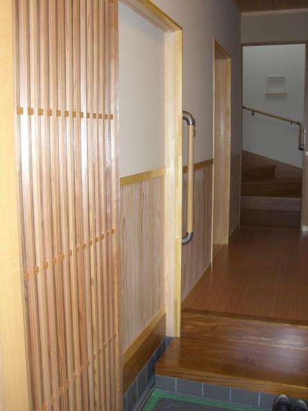 造作建具　内玄関千本格子引戸【やねきハウスのリフォーム】（リフォーム後）