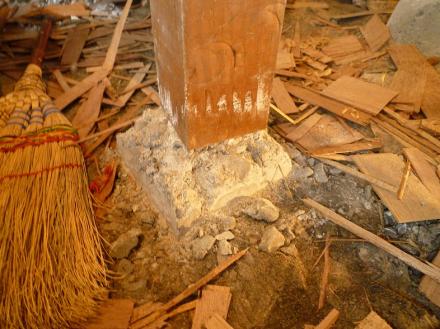 シロアリ被害かは不明ですが束石の交換【やねきハウスのリフォーム】（リフォーム前）